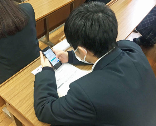 生徒がAiGROWをスマートフォンで活用する様子(IGS株式会社提供)