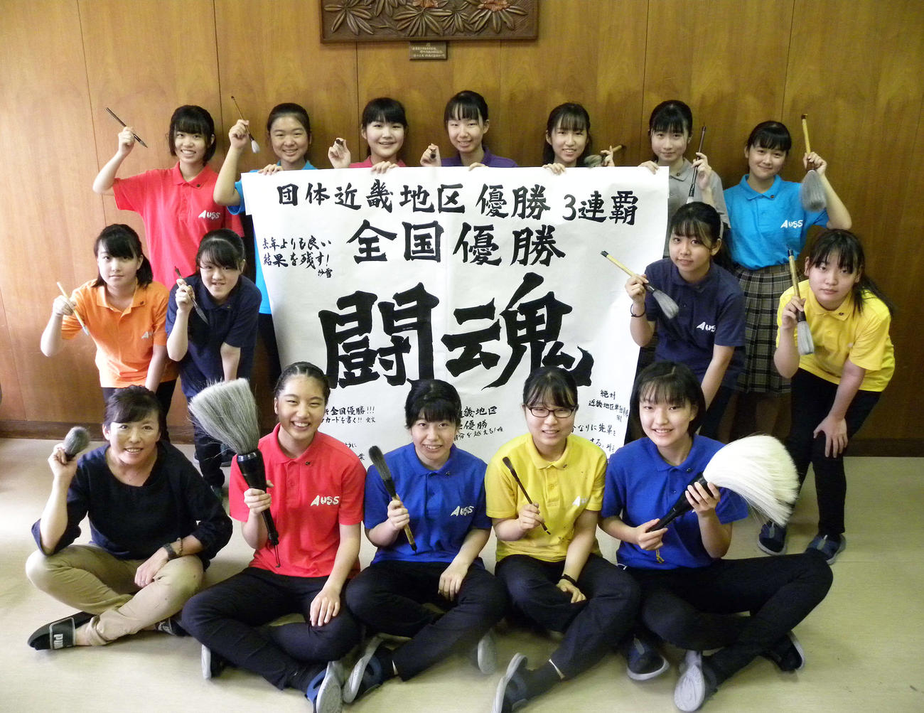 国際高校生選抜書展（書の甲子園）の近畿地区３連覇と全国優勝を目指し、笑顔を見せる芦屋書道部（撮影・松本航）