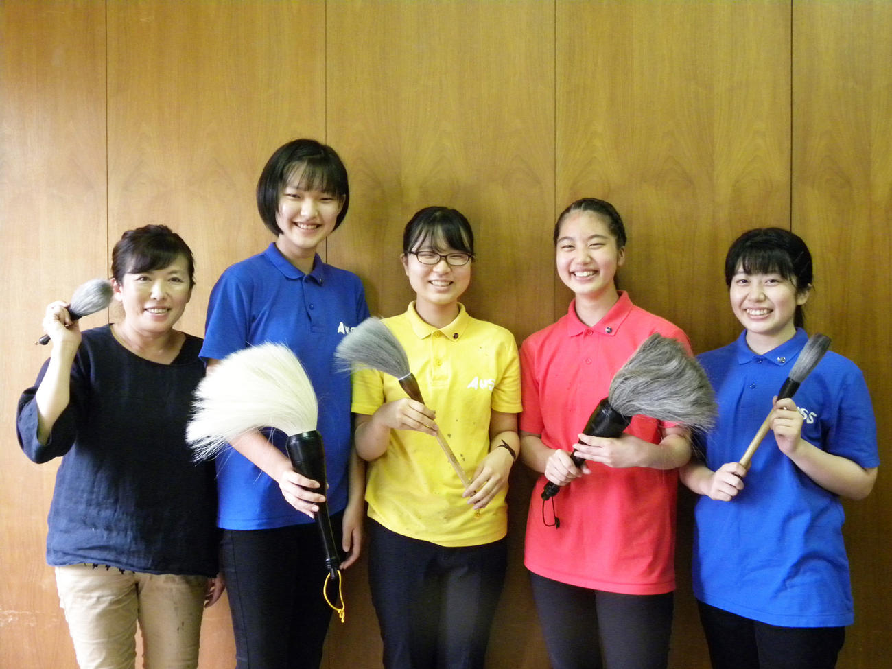 集合写真に納まる右から原愛実さん、石田瞳さん、松平果穂さん、大橋乃々香さん、顧問の狩谷申子さん（撮影・松本航）