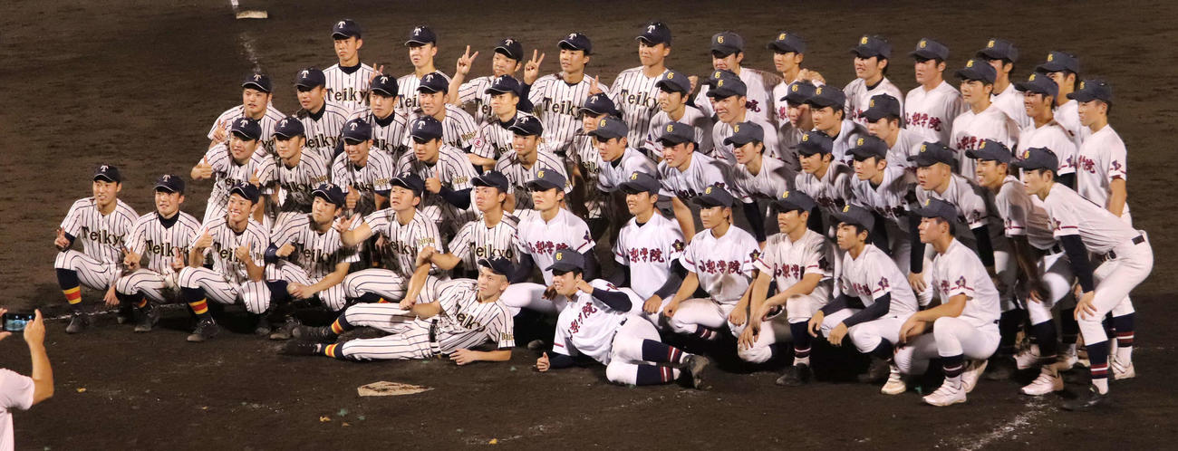 山梨学院対帝京三　試合後に記念撮影をする山梨学院と帝京三の3年生たち（撮影・湯本勝大）