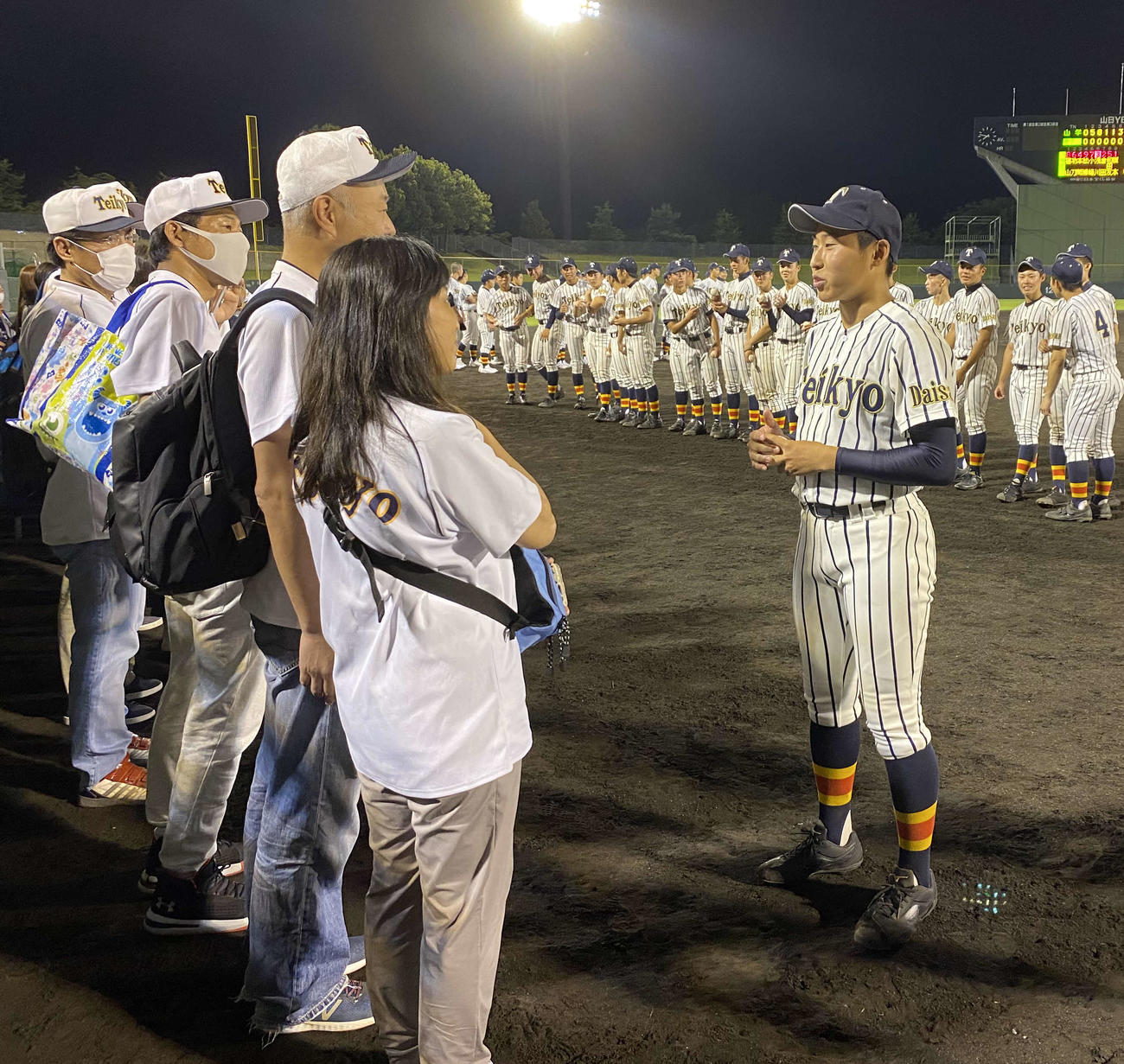 山梨学院対帝京三　試合後、メッセージを書いたボールを両親に手渡す帝京三の選手たち（撮影・湯本勝大）