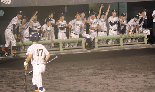 山梨学院対帝京三　9回裏無死、仲間の三塁打で盛り上がる帝京三の3年生たち（撮影・湯本勝大）