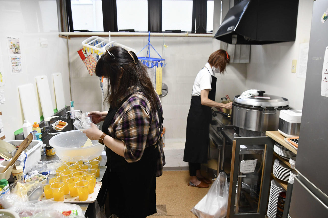 校内合宿をする部員たちのために、夕食の支度をする保護者（撮影・平山連）