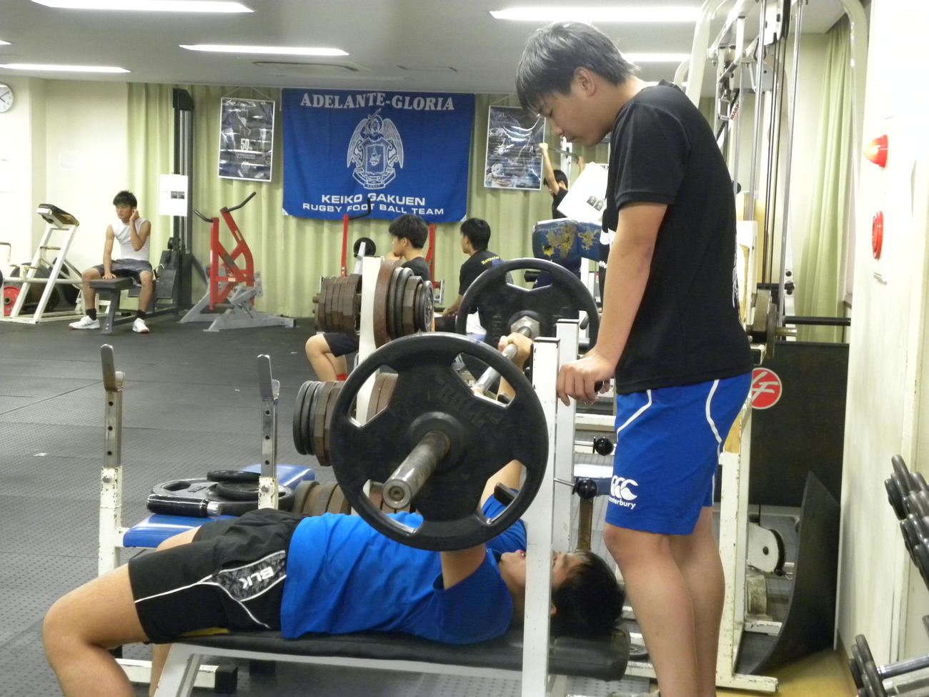 ウエートトレーニングに励む常翔啓光学園の選手たち（撮影・松本航）