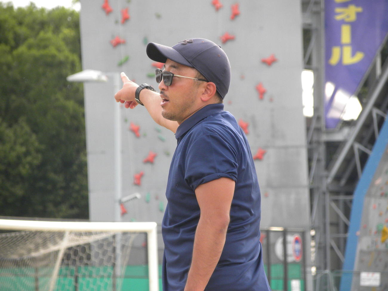 選手たちに指示を送る常翔啓光学園の川村圭希監督（撮影・松本航）