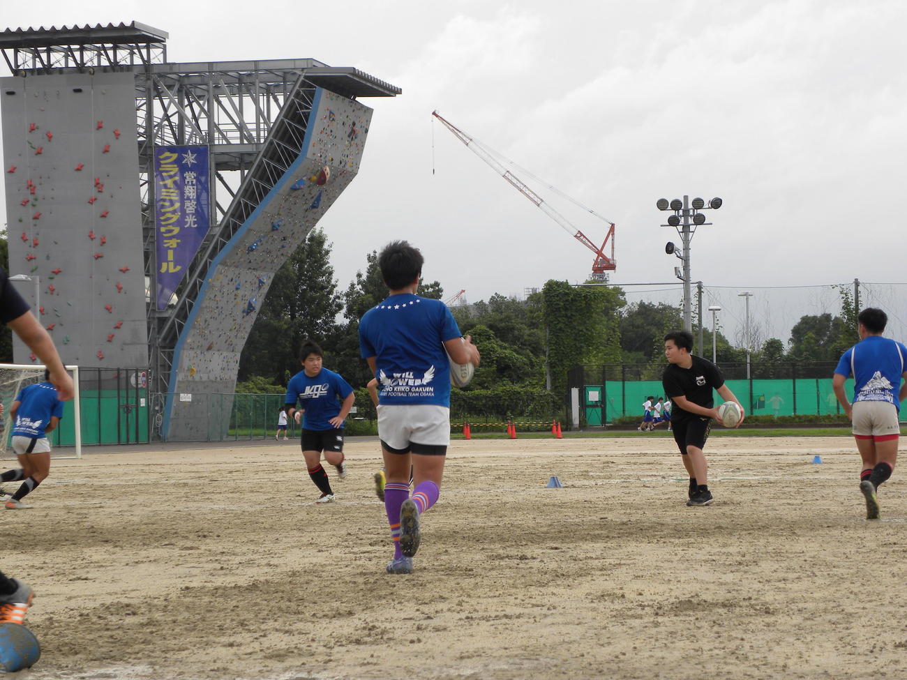 ぬかるんだグラウンドで汗を流す常翔啓光学園の選手たち（撮影・松本航）