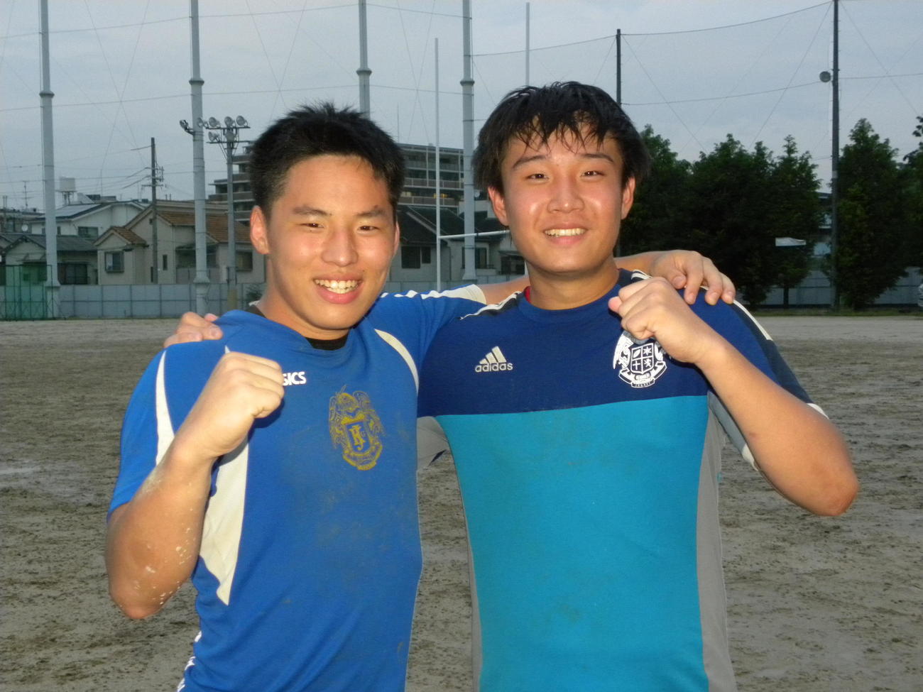 常翔啓光学園中出身の大津直人（左）と谷村龍輝は肩を組んで健闘を誓い合う（撮影・松本航）