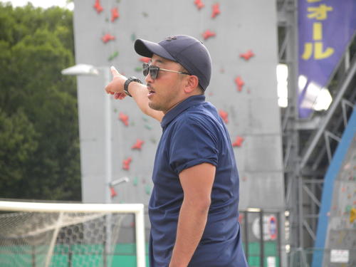 選手たちに指示を送る常翔啓光学園の川村圭希監督（撮影・松本航）
