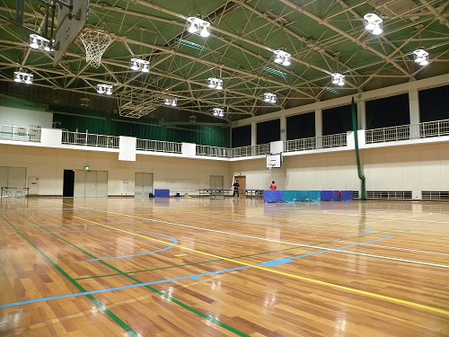 静かな豊中高校能勢分校の体育館で練習する卓球部