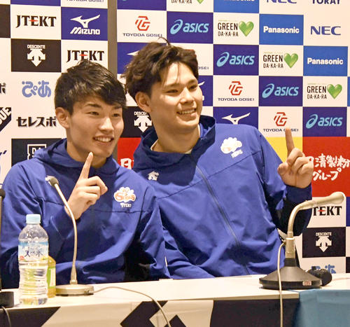 Ｖリーグ初優勝を喜ぶジェイテクトの中根（左）と西田（2020年２月29日）