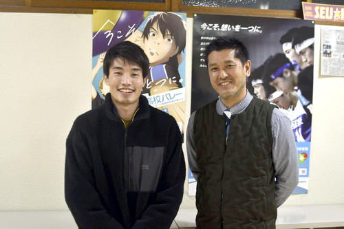 練習後に笑顔を浮かべる星城の中根聡太コーチ（左）と竹内裕幸監督