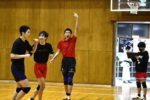 ゲーム形式の練習で自分のチームが得点を挙げて喜ぶ星城の山崎真裕（左から３人目）