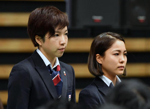 1月24日、平昌五輪日本代表選手団結団式に出席した主将の小平(左)と旗手代行の高梨