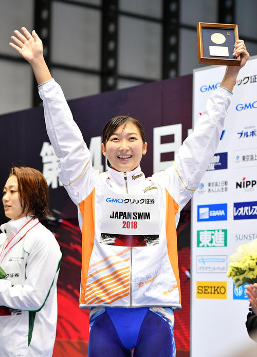 女子１００ メートル 自由形決勝　自身の日本記録を更新し優勝を決めた池江は表彰式で笑顔を見せる（撮影・滝沢徹郎）