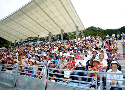 釜石で開催されたレジェンドマッチに拍手を送る観衆