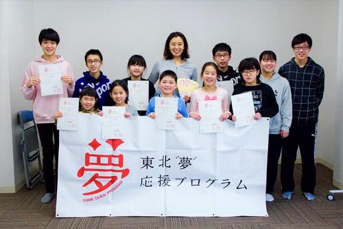 伊藤華英氏（後列中央）が指導する東北「夢」応援プログラムによる大船渡市の水泳教室