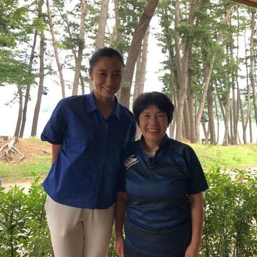宝来館の岩崎昭子さん（右）と筆者