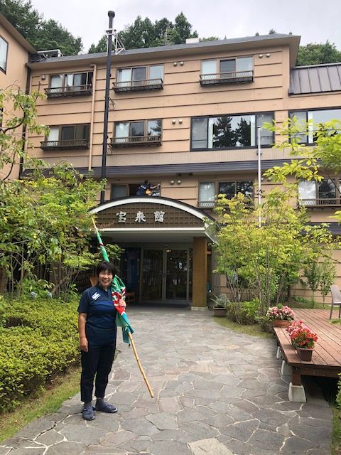 宝来館の前に立つ岩崎さん