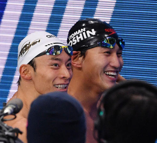 男子200メートル背泳ぎ決勝後、笑顔の入江（手前）と砂間（撮影・滝沢徹郎）