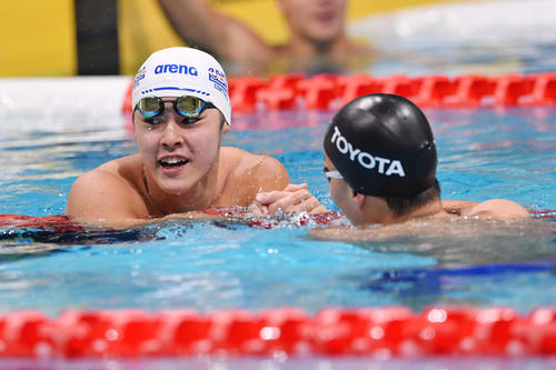 男子200メートル平泳ぎで2位に入った小日向一輝（奥）は渡辺と握手を交わす（撮影・滝沢徹郎）