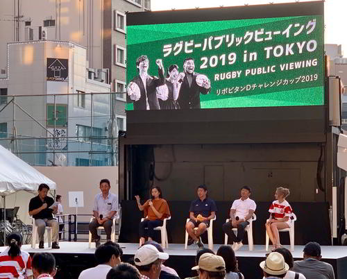 東京・新宿の歌舞伎町で行われたパブリックビューイング