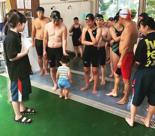 北上市の水泳大会の様子