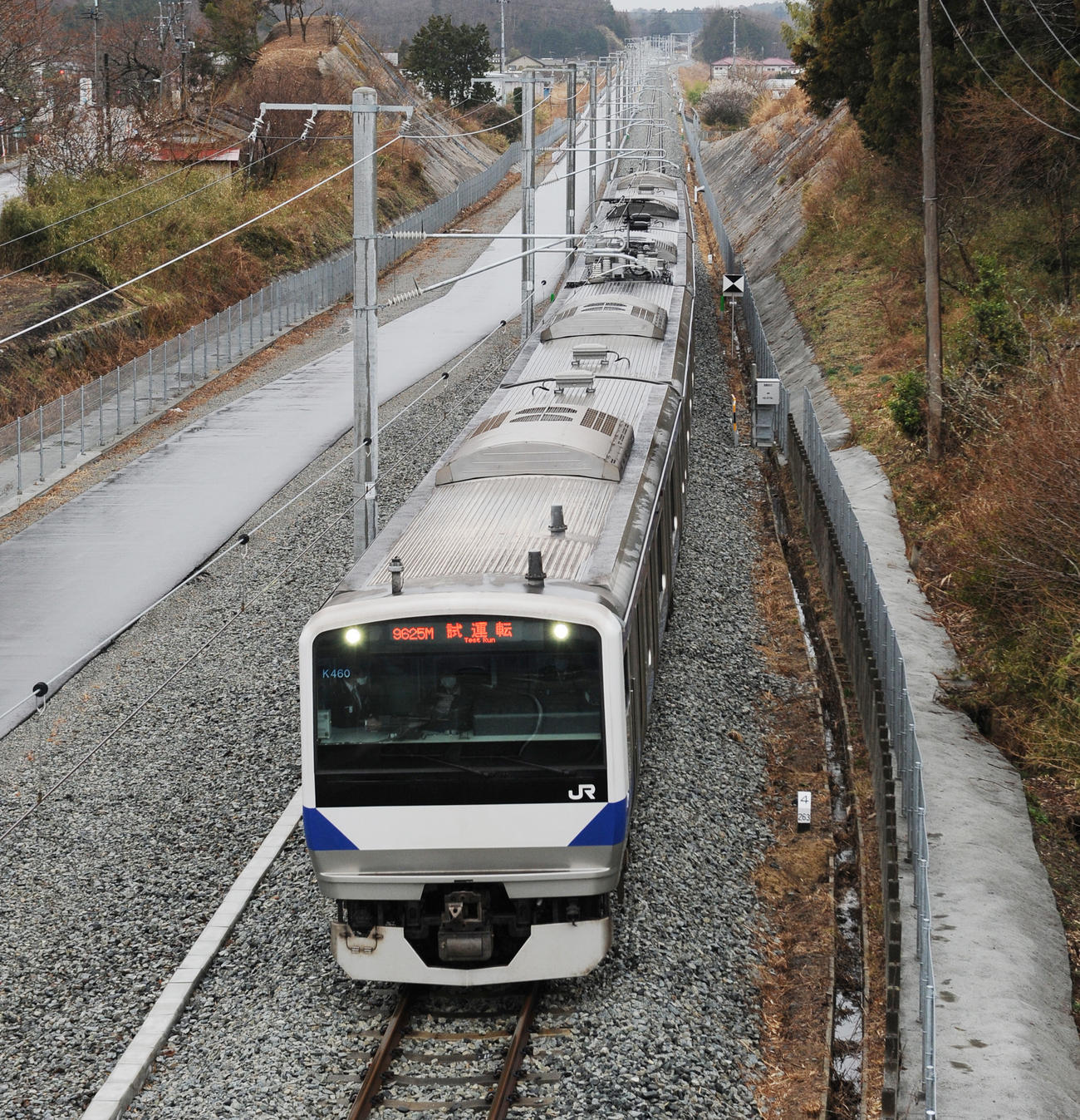 14日の常磐線全線開通に向けて試運転する車両