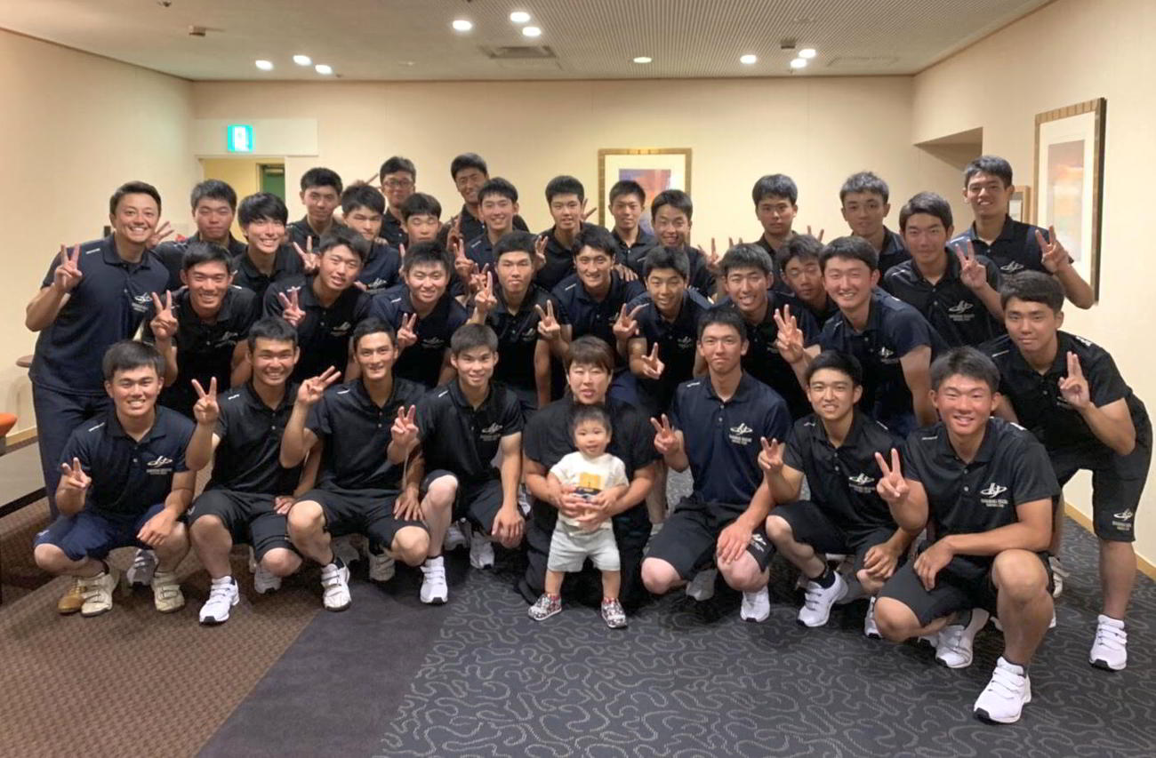 冨田トレーニングコーチ（中央）と花巻東の選手たち