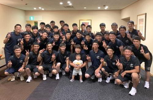 冨田トレーニングコーチ（中央）と花巻東の選手たち