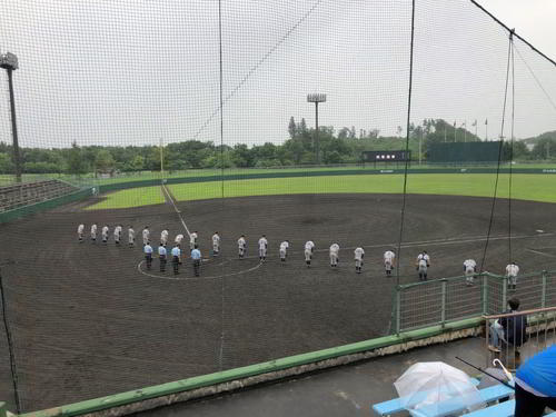 試合後、間隔をあけて整列する選手たち