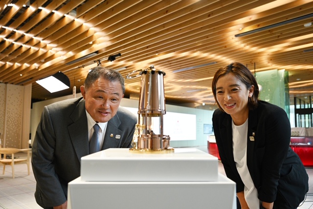 山下泰裕JOC会長と筆者（写真：アフロスポーツ/JOC）