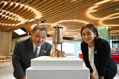 山下泰裕JOC会長と筆者（写真：アフロスポーツ/JOC）