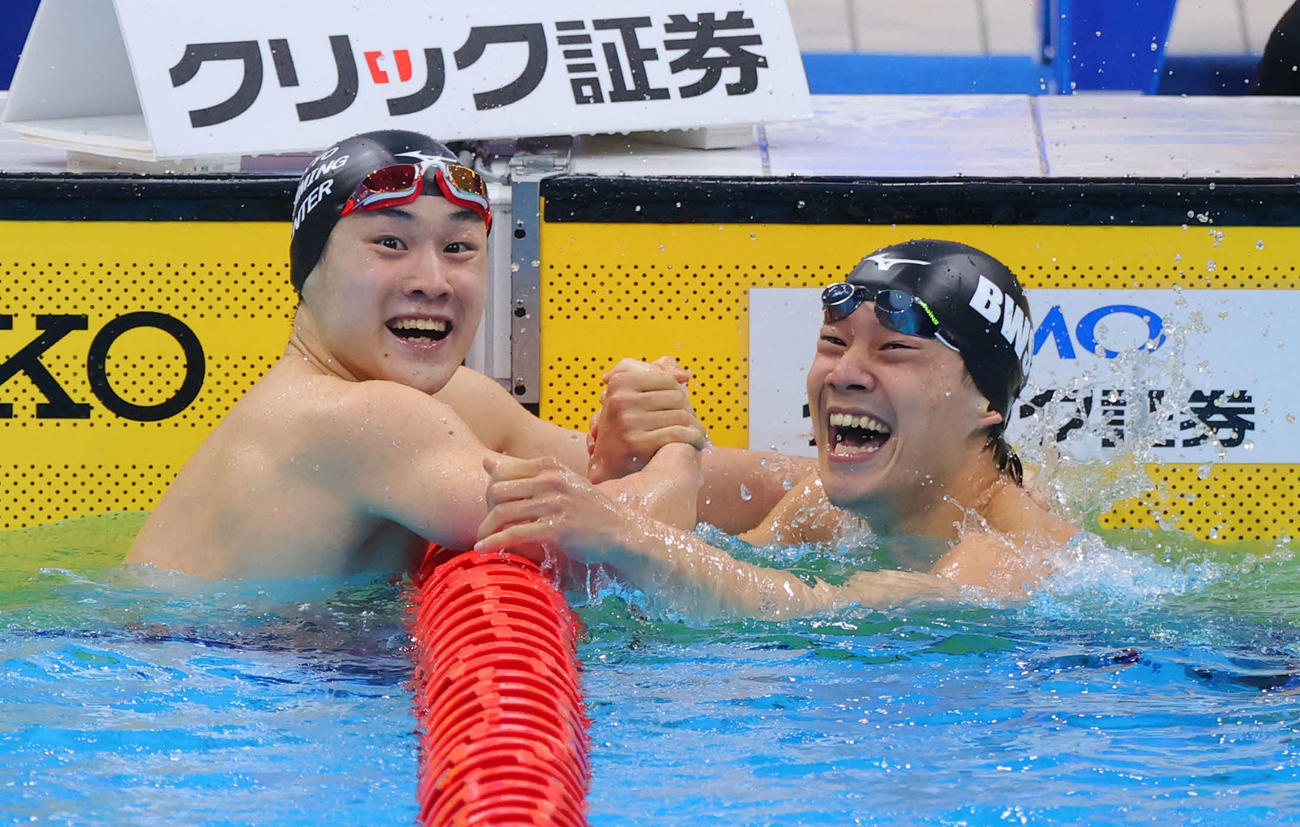 男子200メートル平泳ぎ優勝の佐藤（左）と2位武良