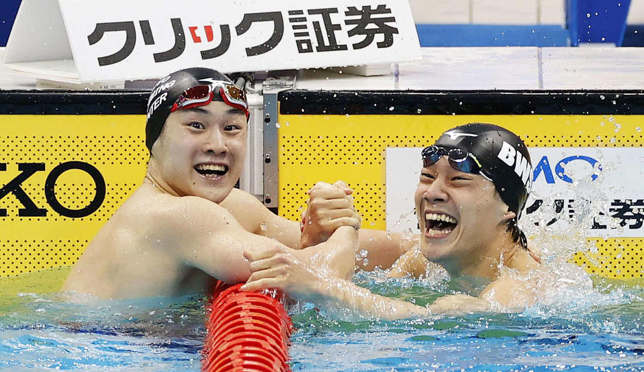 男子200メートル平泳ぎに出場する佐藤翔馬（左）と武良竜也