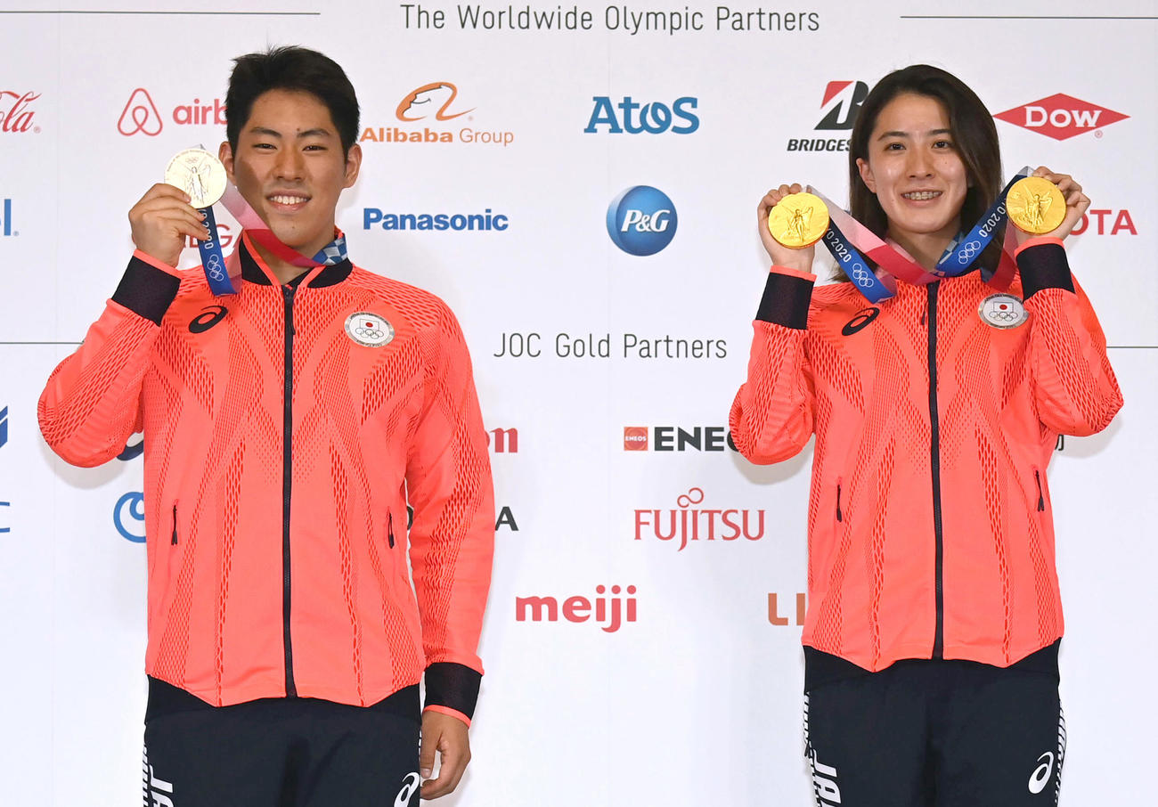 個人メドレー2冠の大橋悠依（右）と200メートルバタフライ銀メダルの本多灯