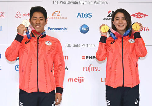 個人メドレー2冠の大橋悠依（右）と200メートルバタフライ銀メダルの本多灯