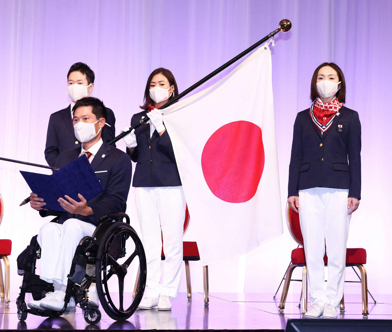 東京2020パラリンピック結団式で決意表明に臨む車いすテニスの国枝（手前）。後方左から岩渕、谷、浦田