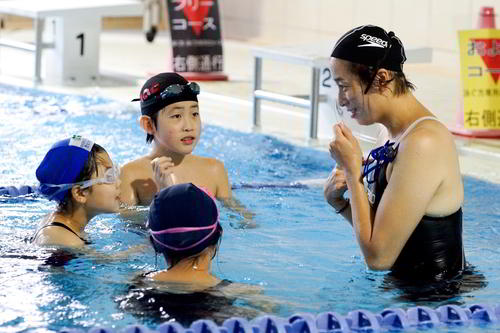 水泳指導の様子(写真提供:村上正広)