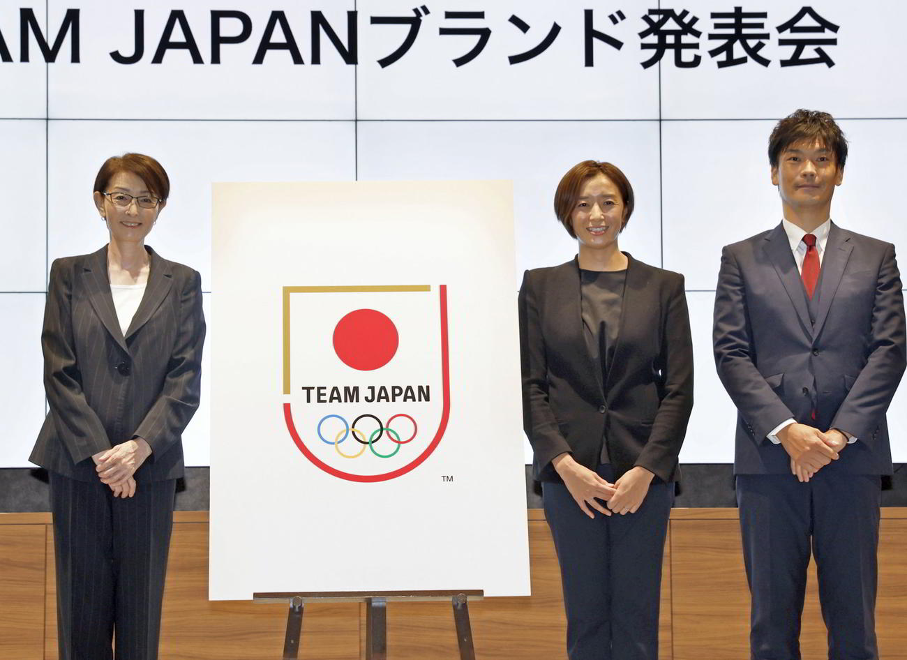 TEAM JAPANブランド発表で披露されたエンブレム。左からJOCの三屋裕子副会長、アスリート委員の伊藤華英氏、小口貴久氏
