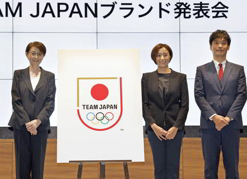 TEAM JAPANブランド発表で披露されたエンブレム。左からJOCの三屋裕子副会長、アスリート委員の伊藤華英氏、小口貴久氏