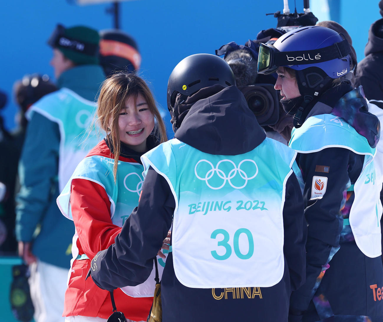 スノーボードビッグエア女子決勝を終えた岩渕は選手たちから熱烈な祝福を受ける