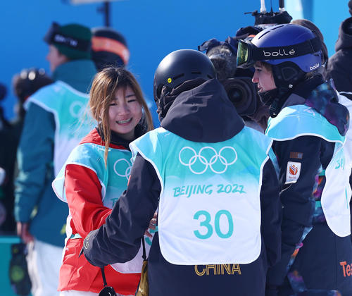 スノーボードビッグエア女子決勝を終えた岩渕は選手たちから熱烈な祝福を受ける