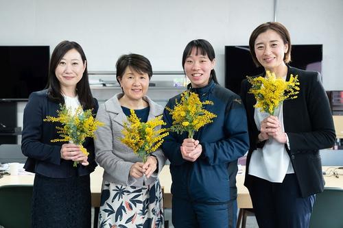 イベントに参加した左から須永美歌子先生、橋本玲子先生、入江聖奈選手、筆者