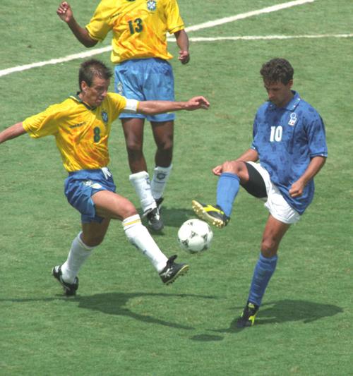 ブラジルのドゥンガ（左）とイタリアのロベルト・バッジョ（１９９４年７月１７日撮影）