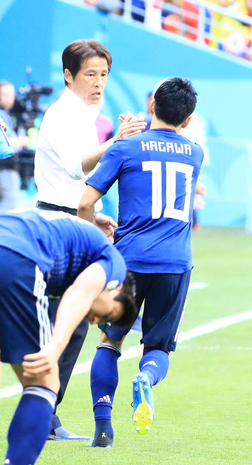日本対コロンビア　前半、ＰＫで先制ゴールを決めた香川（右）は、西野監督とタッチを交わす（撮影・江口和貴）（２０１８年６月１９日）