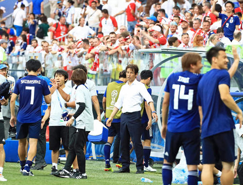 試合が終了し、選手を迎える西野監督（中央）（撮影・江口和貴）