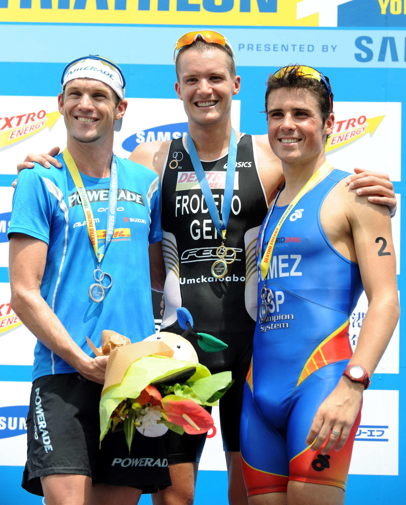 トライアスロン世界選手権シリーズ横浜大会　エリート男子で優勝したヤン・フロデノ(中央)、左は2位クリス・ゲンメル、右は3位ハビエル・ゴメス（09年08月23日）