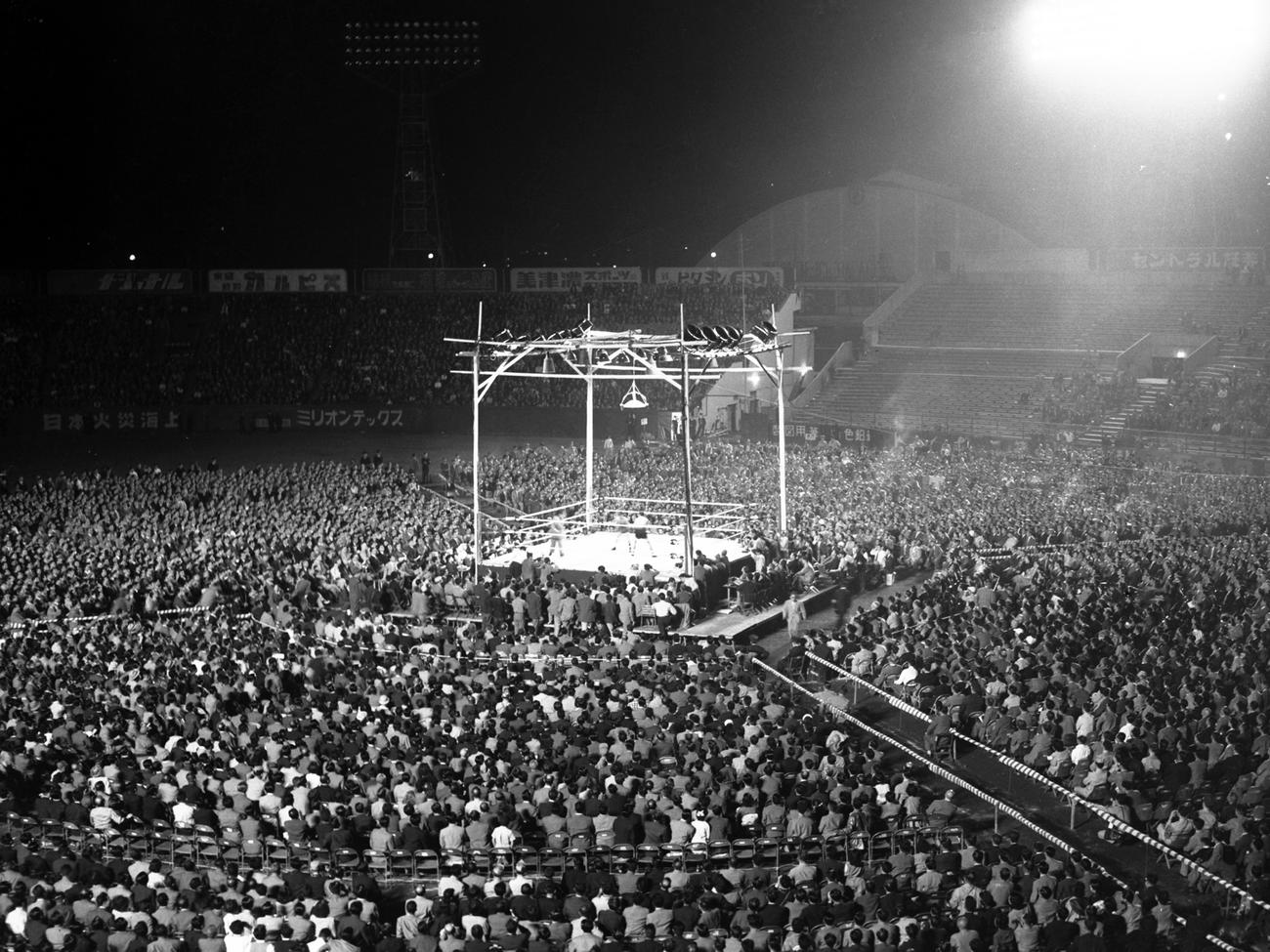 45000人の観衆で埋まった後楽園球場（1952年5月19日撮影）