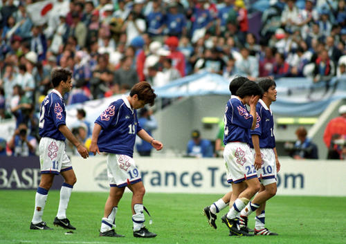 98年6月、W杯フランス大会の初戦でアルゼンチンに敗れて肩を落として引き揚げる日本イレブン