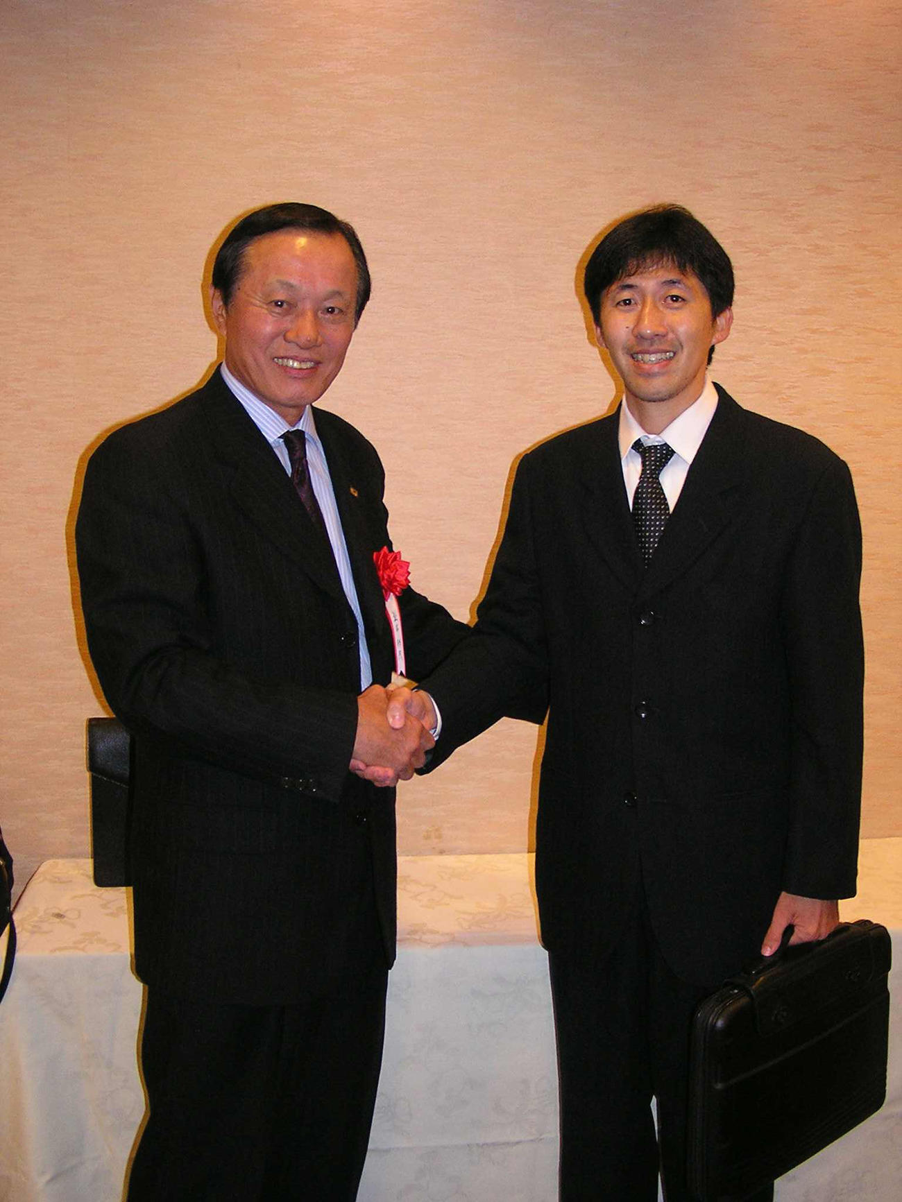 司法試験を突破し釜本邦茂氏から祝福を受ける八十祐治さん（2005年11月14日撮影）